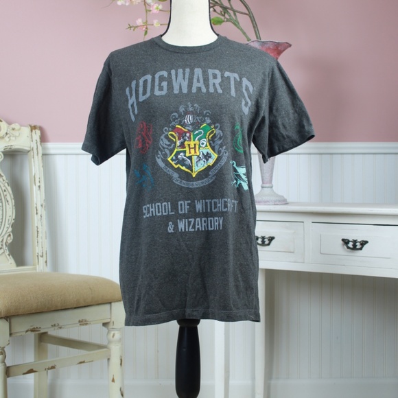 Warner Bros. Tops - Harry Potter Hogwarts T-shirt M
